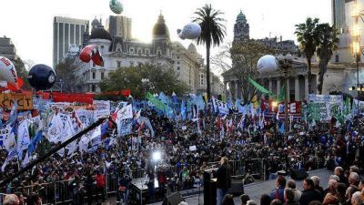 Ante una plaza colmada, la CTA reclam� la convocatoria a un nuevo paro general