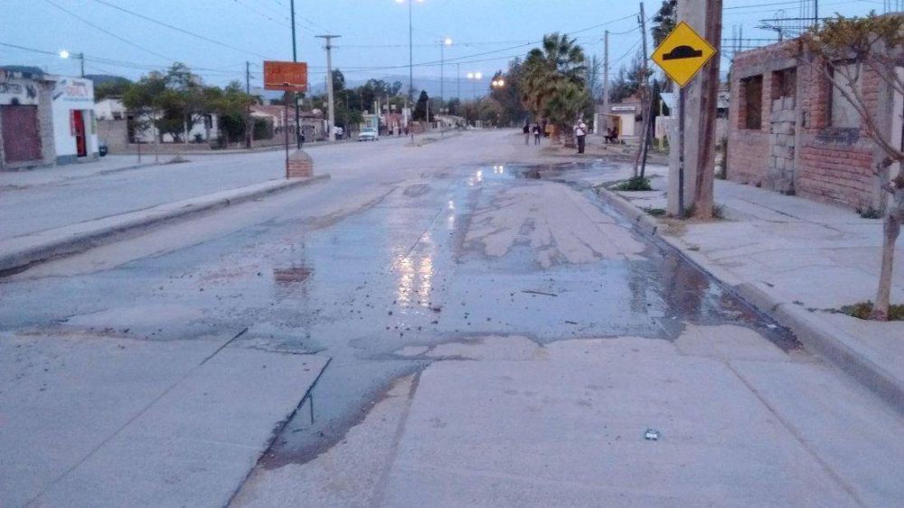 Miles de litros de agua potable inundan un barrio en La Merced