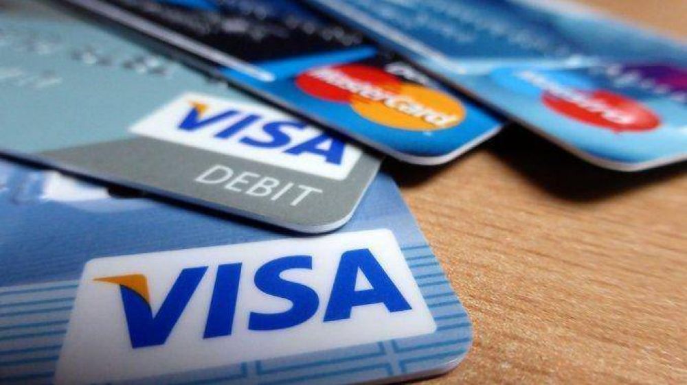 Buscan que los comercios diferencien entre el precio en efectivo y en cuotas