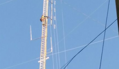 Trepó 74 metros de una antena para reclamar cloacas en su barrio