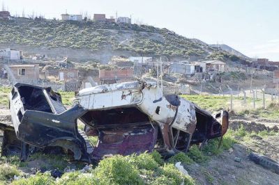 Basura y calles intransitables rodean la escuela de barrio M�ximo Ab�solo