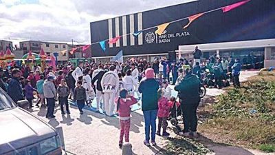 Acci�n Marplatense reclama la apertura del Polideportivo con los chicos del barrio