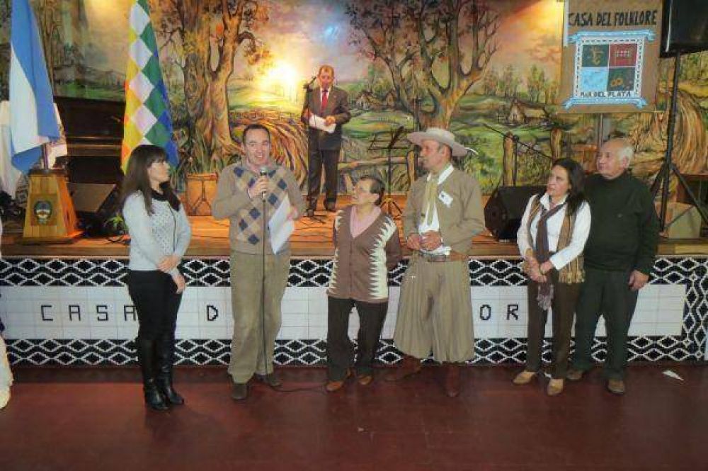 Fiorini reconoci a la institucin tradicionalista Amigos del folklore