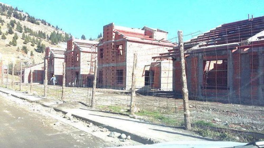 SOLUCIONES HABITACIONALES: M�s de 120 viviendas est� construyendo la Provincia en Esquel