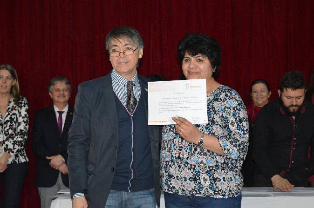 UNPA y SENNAF entregaron certificacion a 70 cuidadores domiciliarios