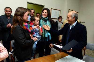 El vicegobernador Salvador entreg� subsidios en Dorrego