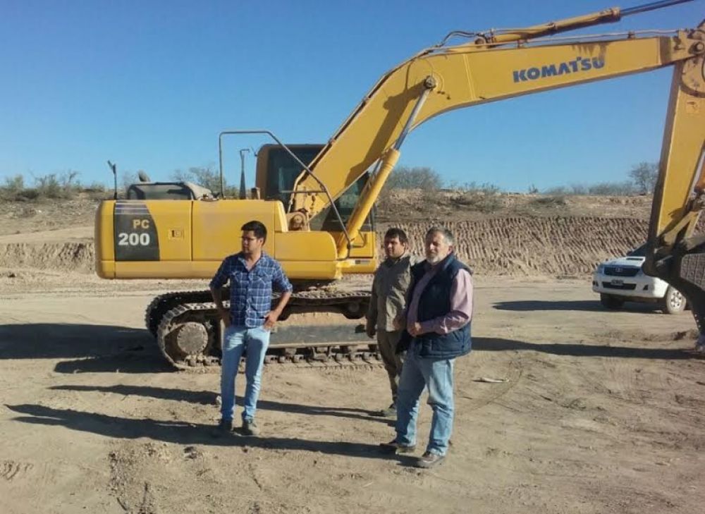 El senador Sol� Jais recorri� la obra del estanque de Artaza