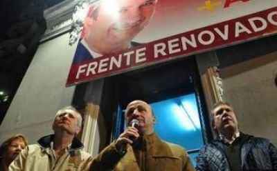  Con Pallares y Carballo, Russo inaugur� un local en Lan�s centro