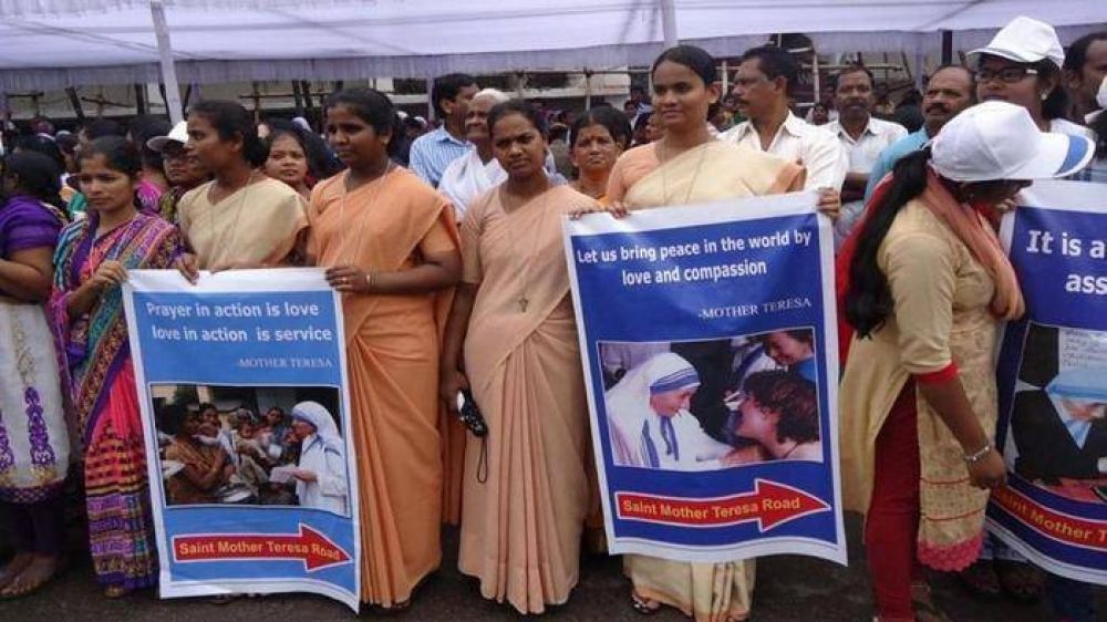 La India se estrecha alrededor de la Madre Teresa