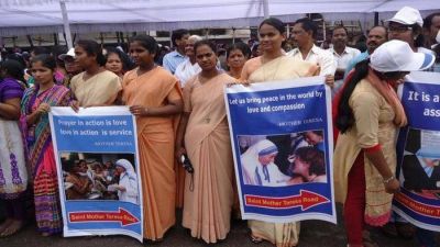 La India se estrecha alrededor de la Madre Teresa
