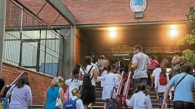Deuda con los chicos: apenas el 14% pasa ocho horas en el colegio