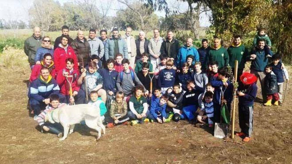 Funcionarios y jugadores plantaron �rboles en el predio del TARHC