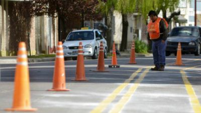 Con hormig�n en lugar de tachas, avanzan las ciclov�as en Bah�a