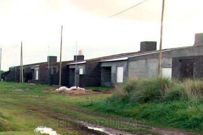 M�s de 20 familias de Hinojo, a poco de terminar sus viviendas