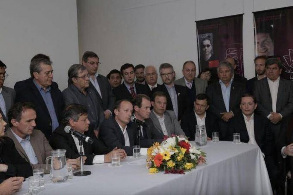 Intendentes del Grupo Esmeralda apuestan a la figura de Cafiero para foguear la renovaci�n