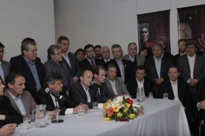 Intendentes del Grupo Esmeralda apuestan a la figura de Cafiero para foguear la renovaci�n