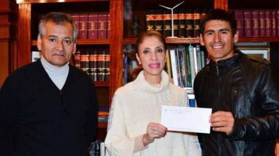 La gobernadora otorg� aporte a instituci�n pinte�a para una obra