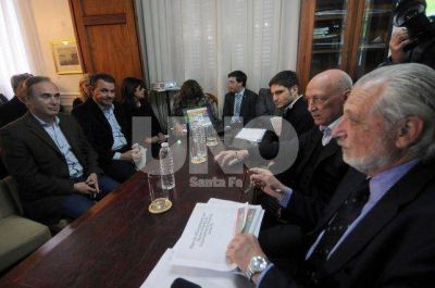 Pullaro insiste en reordenar la polic�a y la oposici�n no qued� conforme