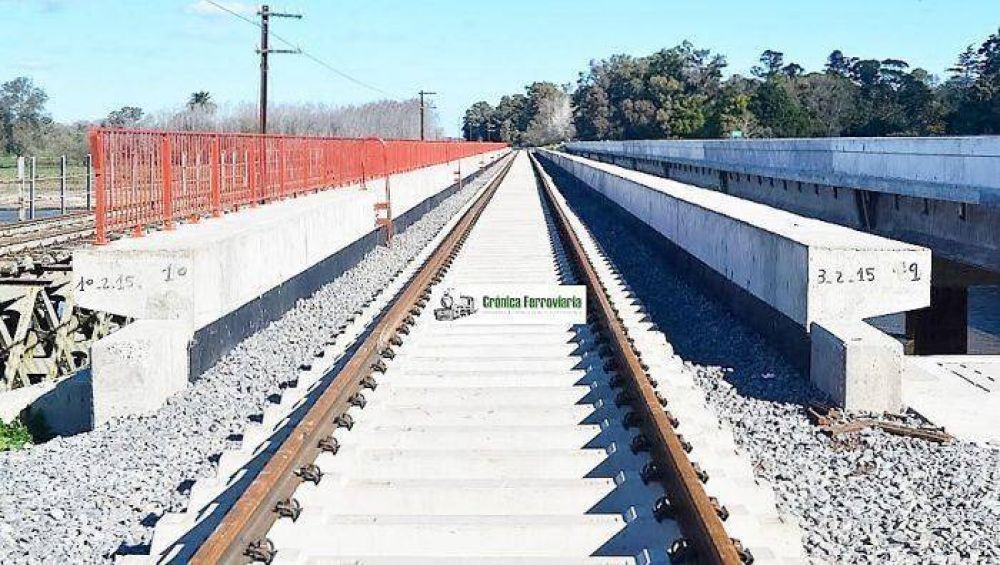 Contin�an trabajando en la renovaci�n de las v�as y en el puente sobre el r�o Salado