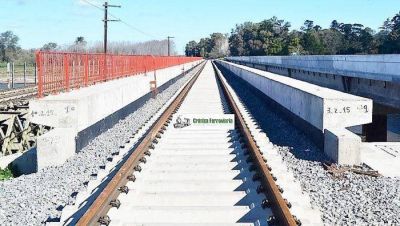 Contin�an trabajando en la renovaci�n de las v�as y en el puente sobre el r�o Salado