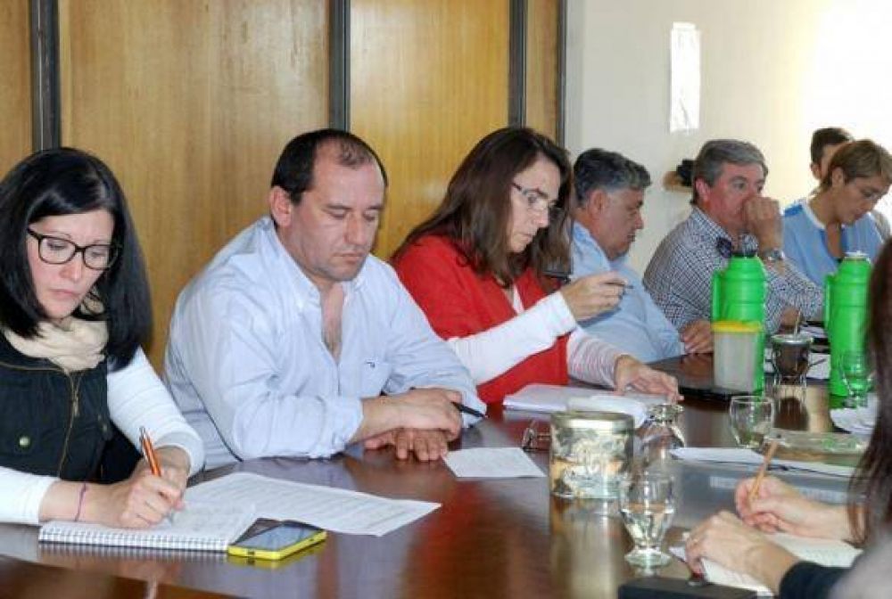 Santi y Alonso reclamaron por la calidad del agua en Puerto Deseado