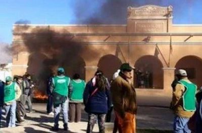 Estallido en San Carlos: municipales reclaman por sueldos bajos