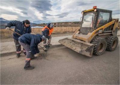 Trabajos de limpieza sobre Maip� y Prefectura Naval