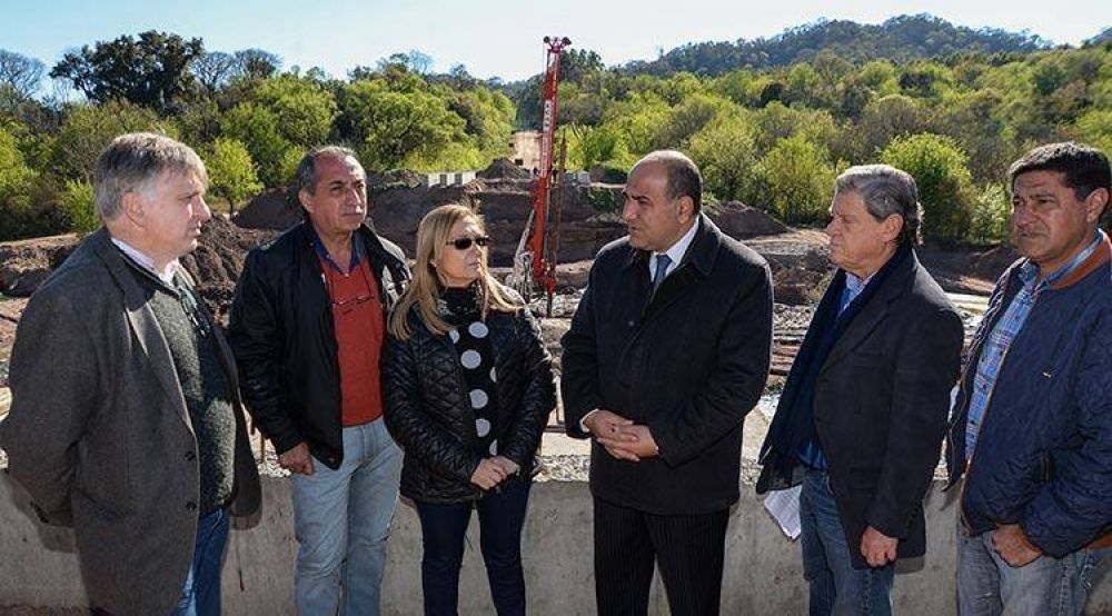 Reconstruyen el puente entre El Timb� y Villa Padre Monti