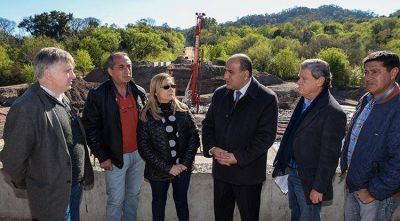 Reconstruyen el puente entre El Timb� y Villa Padre Monti
