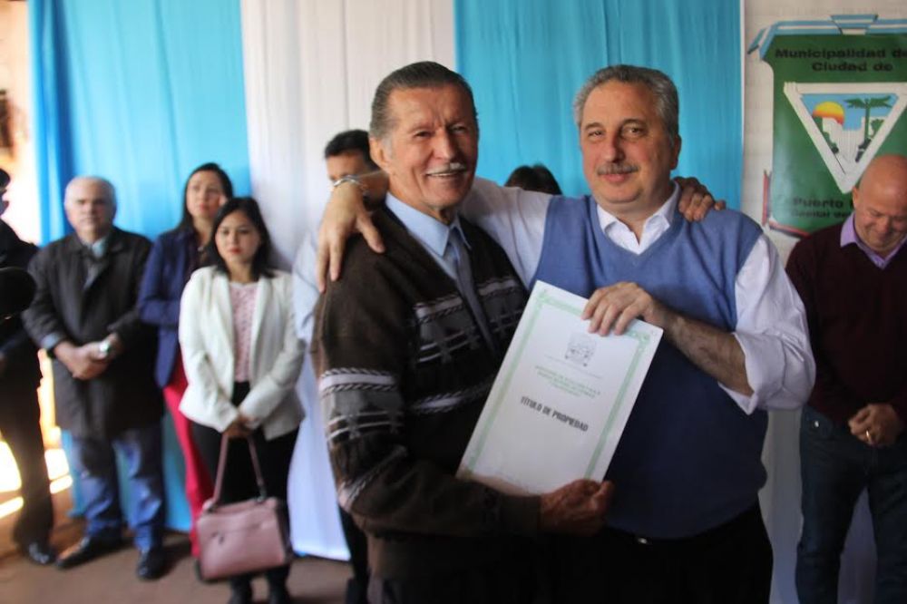 Plan Mi T�tulo: Passalacqua entreg� carpetas a familias de Puerto Iguaz�
