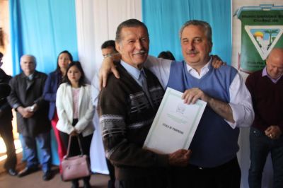 Plan Mi T�tulo: Passalacqua entreg� carpetas a familias de Puerto Iguaz�
