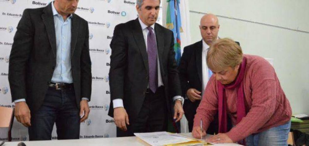 Bucca firm� nuevas escrituras y celebr� que en cinco a�os se entregaron �m�s de 600�
