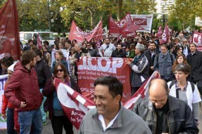 M�dicos iniciaron paro en los 80 hospitales provinciales y centros de salud