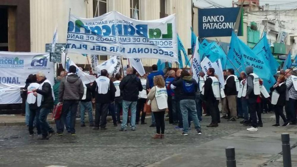 Con la presencia de Sergio Palazzo, bancarios se movilizaron en defensa de la banca pblica