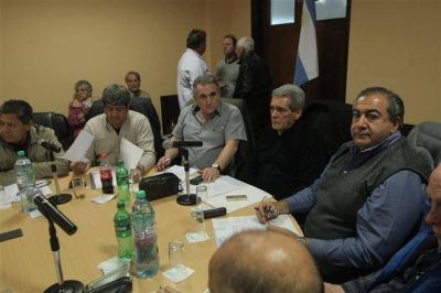 La c�pula de la CGT acord� poner en marcha un paro nacional, pero no defini� fecha