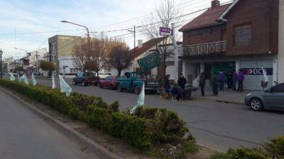 Reclamo salarial en la sede de OCA
