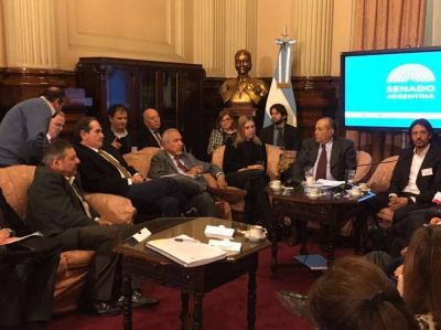 Un decreto, muchos ataques y pocas defensas