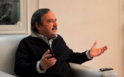 Ricardo Alfons�n brinda una conferencia en Capit�n Sarmiento