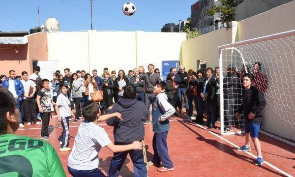 Katopodis inaugur� un play�n deportivo en la Escuela T�cnica N�5 de Villa Bonich