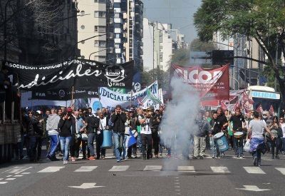 M�dicos y judiciales bonaerenses marcharon en el centro porte�o