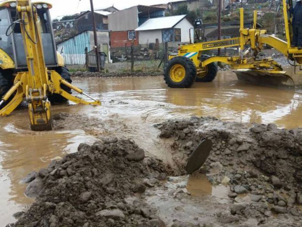 Tareas de desagote en el barrio Nahuel Hue por las intensas lluvias