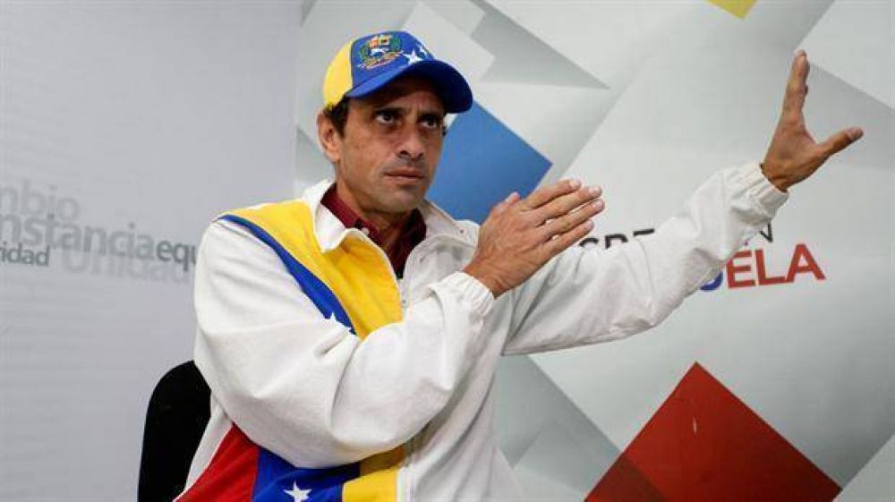 Capriles fue retenido por grupos armados en un aeropuerto