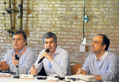 Un gesto de Marcos Pe�a para contener a Lilita y los radicales