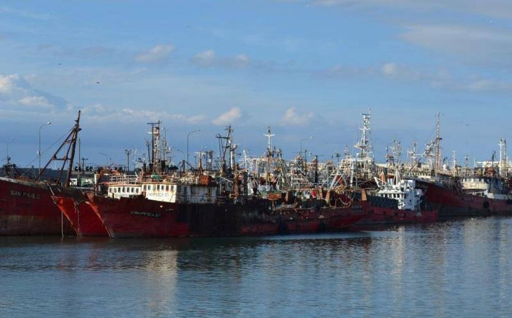 Se incendi� un barco: lograron rescatar a sus tripulantes