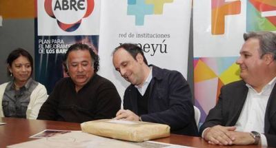 Obras de desag�es y cord�n cuneta en el barrio Yapey�