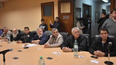 La CGT se re�ne hoy con intendentes del PJ