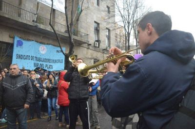 Sigue el paro de municipales, que esperan una respuesta
