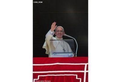Dios nos espera con los brazos abiertos, con su gracia podemos renacer: el Papa en el �ngelus