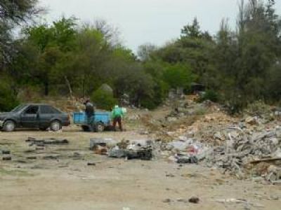 Familias conviven con enorme basural