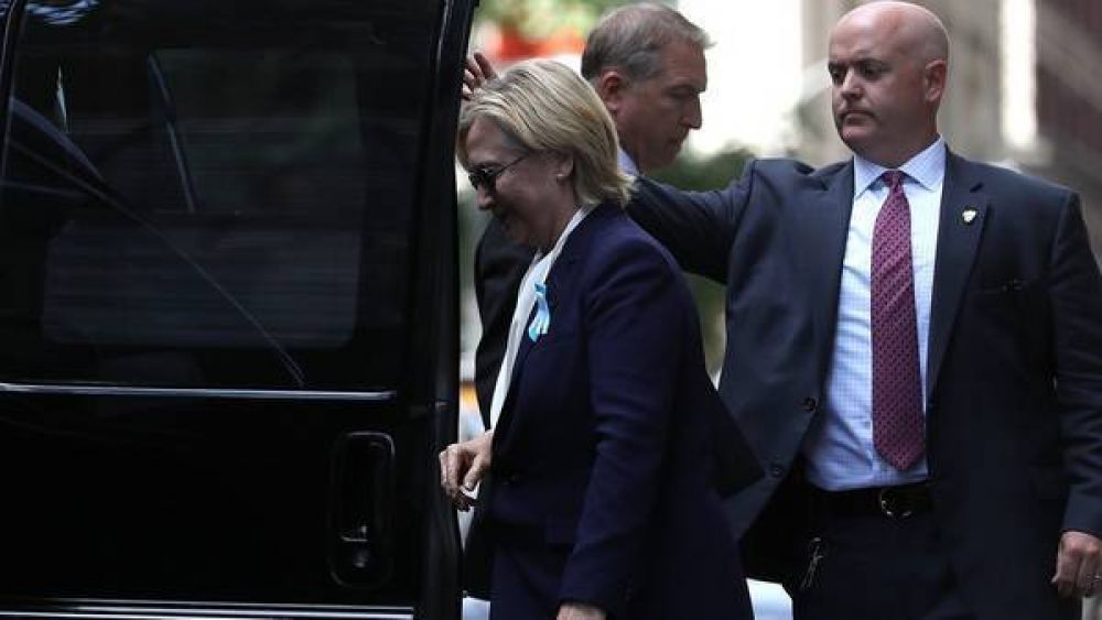 Por una neumona, Hillary se descompuso en el homenaje